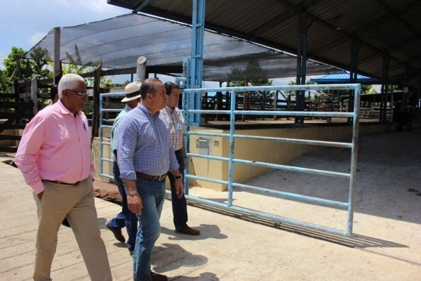 El Director Ejecutivo del Consejo Estatal del Azúcar Luis Miguel Piccirillo M.  Visitó las instalaciones del Laboratorio CEAGANA FIV