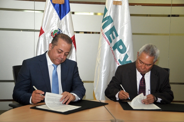 El ministro de Economía, Planificación y Desarrollo, Isidoro Santana, y el director ejecutivo del Consejo Estatal del Azúcar, Luis Miguel Piccirillo Mccabe, firman el convenio interinstitucional.